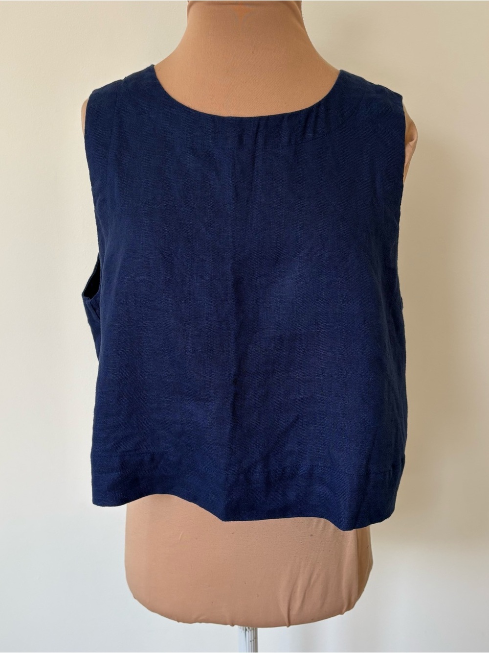 Xirena 100% Linen Blue Cropped Sleeveless Top EUC Size Small